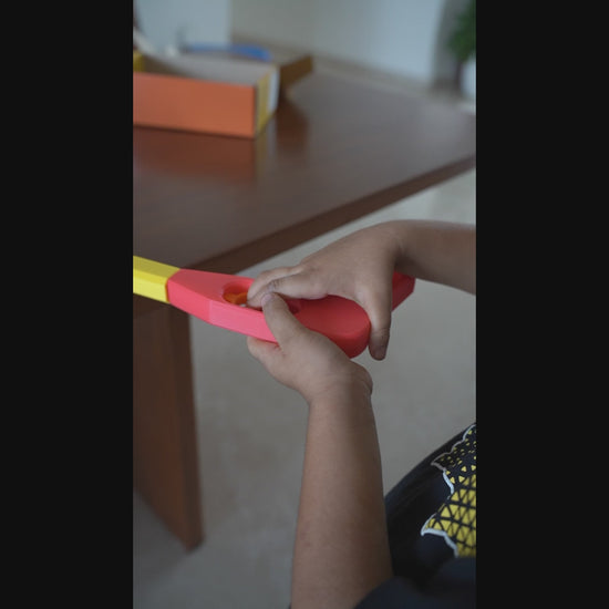 Video demonstration of a mechanical STEM kit being assembled and used by a child – Tinkernauts
