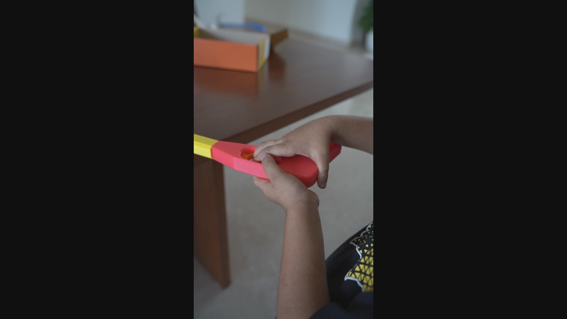 Video demonstration of a mechanical STEM kit being assembled and used by a child – Tinkernauts