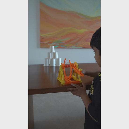 Hands-on video demonstration of assembling a STEM engineering kit for kids – Tinkernauts