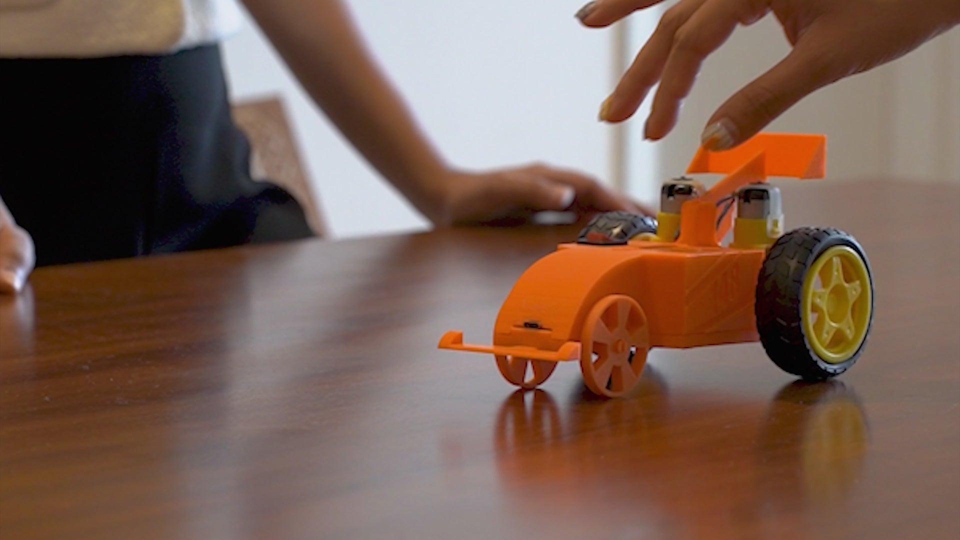 Demo video of a child assembling and testing a STEM DIY educational kit – Tinkernauts